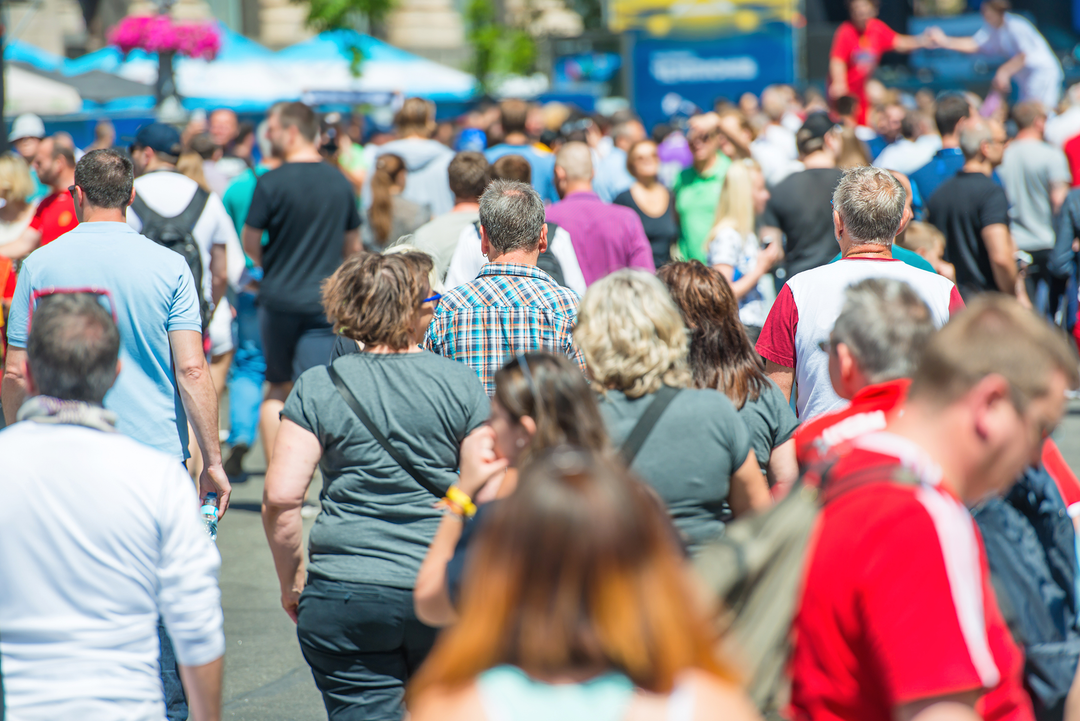 Picture-of-people-crowding-at-an-outdoor-event